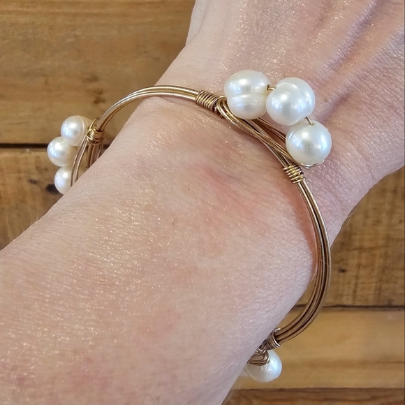 Unsigned Jewelry - Goldtone Wire Bangle Bracelet w/ Freshwater Pearls